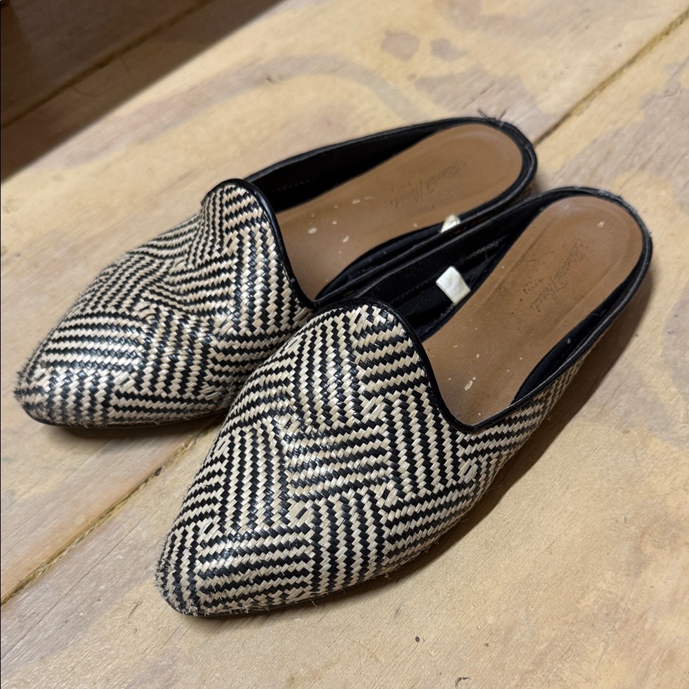Universal Thread Black and Cream Patterned Mules